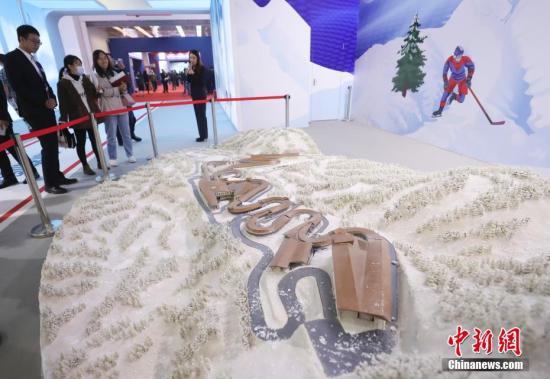 10月24日，第二十二届中国北京国际科技产业博览会开幕，本届科博会将重点展示一批高精尖技术成果和产业集群。2个国际组织、19个国家及地区的20多个代表团参会。图为观众参观北京冬奥会雪车雪橇场馆沙盘。/p中新社记者 杜洋 摄